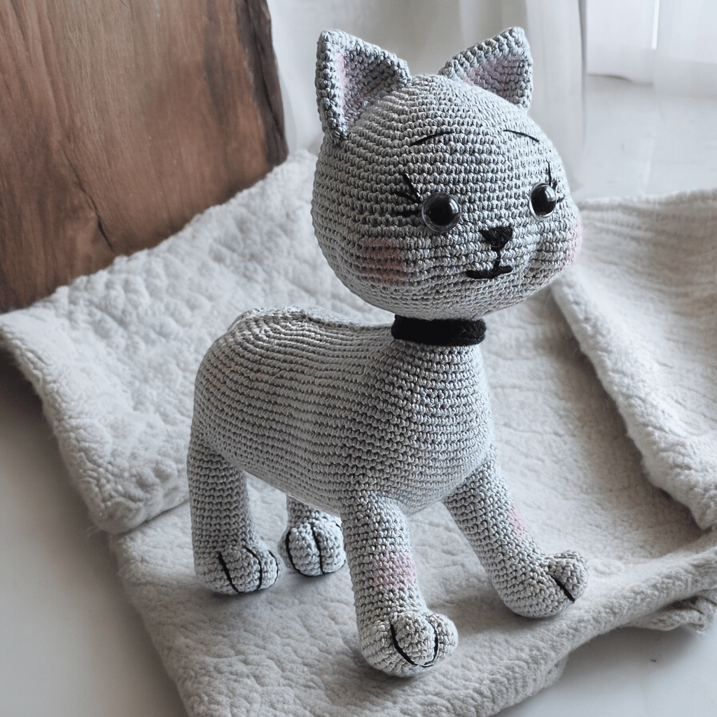 El Yapımı Gri Amigurumi Örgü Kedi – Sevimli ve Yumuşak Oyuncak Kedi