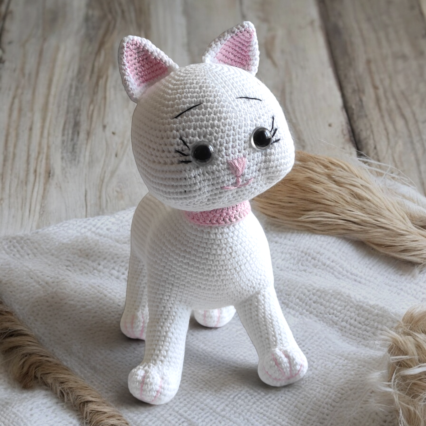 El Yapımı Beyaz Amigurumi Örgü Kedi – Sevimli ve Yumuşak Oyuncak Kedi