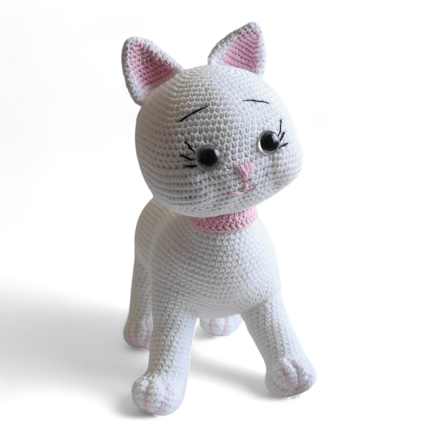 El Yapımı Beyaz Amigurumi Örgü Kedi – Sevimli ve Yumuşak Oyuncak Kedi